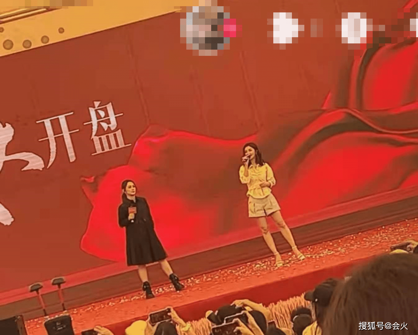 网友|Twins商演被偷拍！台下围观路人密密麻麻，阿娇疑似黑脸引发吐槽
