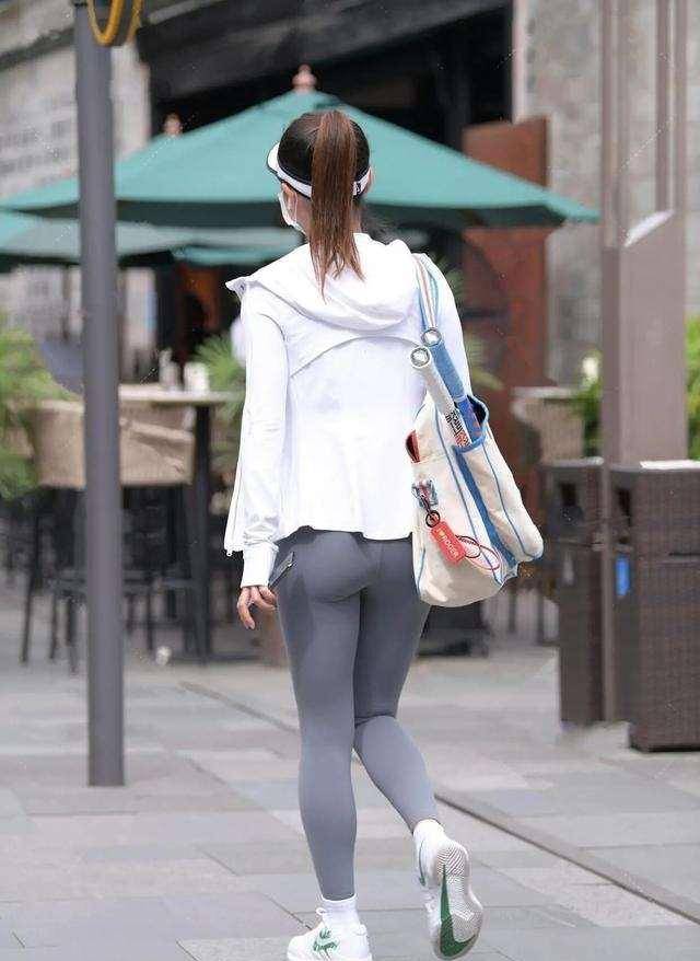 田园|黑色皮质外套搭配黑色田园打底裤，穿搭很讲究，素净的感觉