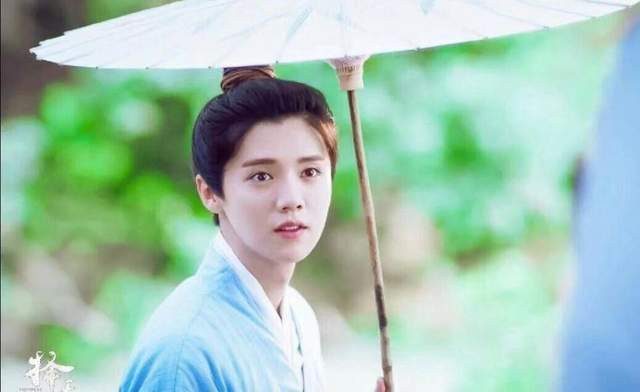 样子|男星古装撑伞造型,肖战、龚俊、宋亚轩,你最想和谁共撑一把伞?
