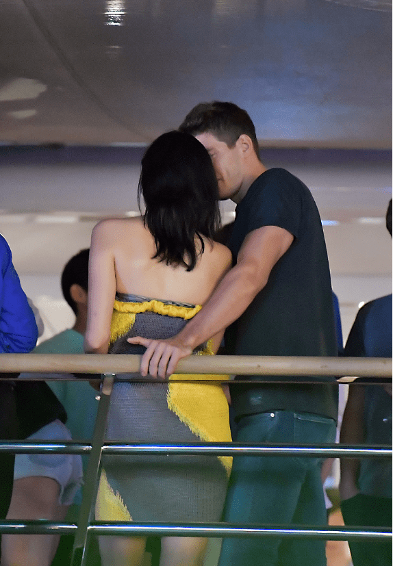 颜色|邓文迪的经历让人羡慕不来，一把年纪穿拼接吊带，知性魅力好吸睛