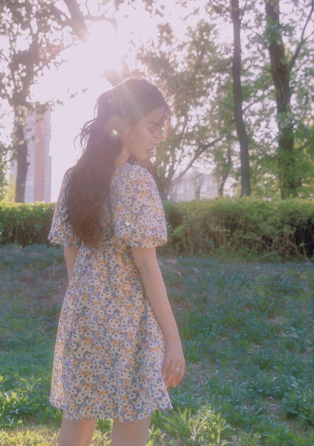 显得|李沁五一踏青，穿碎花裙手捧鲜花变“花仙子”，自带仙女滤镜好美