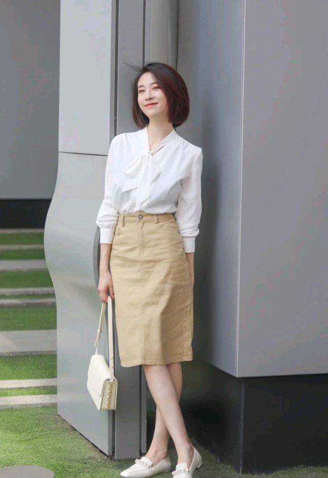 服装|上班的女孩该怎么打扮呢？简约穿搭就很有气场，干练又有女人味