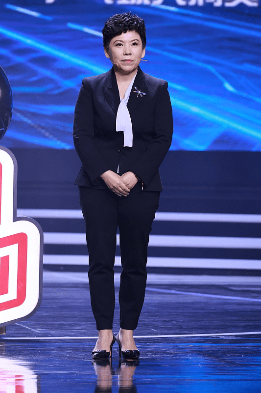 个头|邓亚萍老了也有冠军气场，小个头穿身小码装，不靠颜值也有魅力