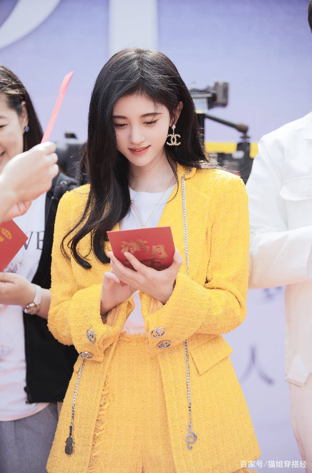 鞠婧祎|鞠婧祎跨年演唱会彩排，“小香风”穿搭惊艳舞台，个子小比例挺好