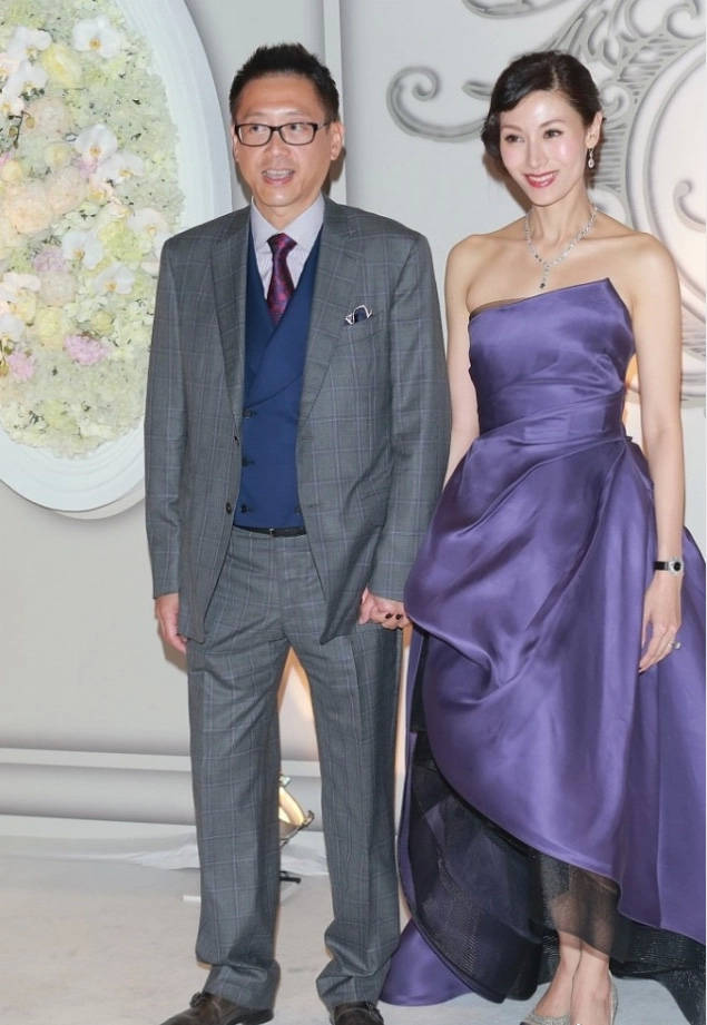 西装|李嘉欣不愧第一美女，紫色抹胸裙高雅贵气，身旁许晋亨西装挺时髦
