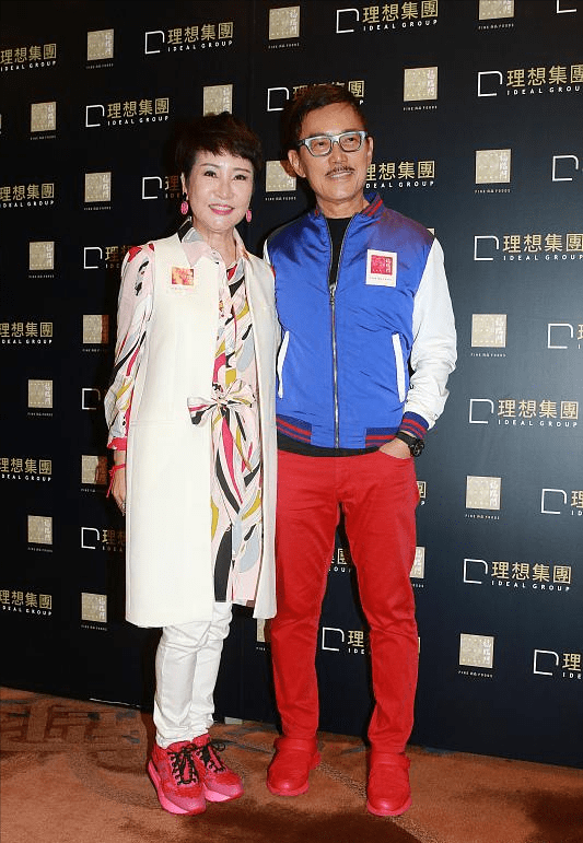 老公|狄波拉携夫聚餐,全程训话不给老公面子,暑天肩披羽绒服似大姐