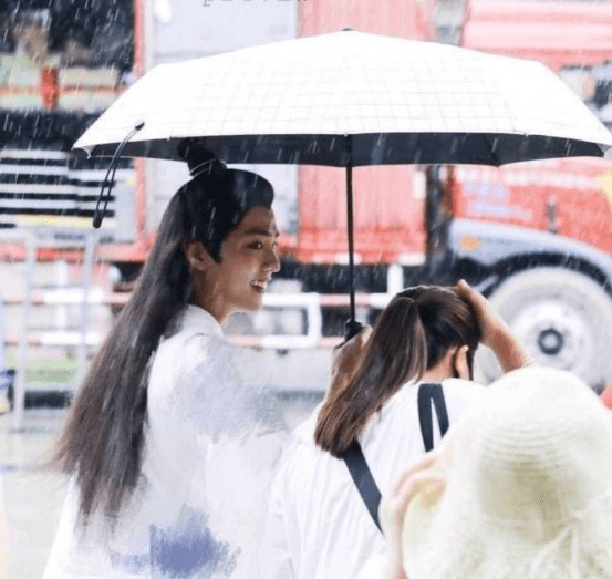 样子|男星古装撑伞造型,肖战、龚俊、宋亚轩,你最想和谁共撑一把伞?