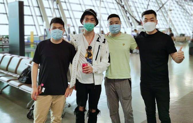 国货|丁俊晖罕见露面为国货打call，穿西装九分裤，脸变圆润撞脸岳云鹏