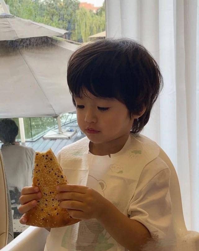 丹尼尔|麦迪娜挺8个月孕肚健身！四肢纤细如少女，直言肚子太大没法运动