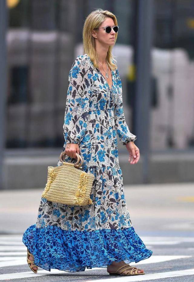 身材|希尔顿二小姐有两娃还这般嫩！印花裙遮住漫画腿，漫步街头贼养眼