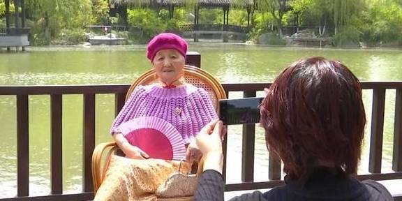 漂亮|90岁奶奶一生爱漂亮,躺在病床也要穿漂亮衣服!用窗帘做百件旗袍