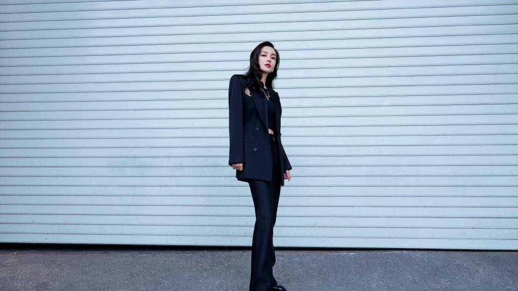 套装|Baby一家同框后独自走机场，穿柠檬黄秀苍蝇腿，心情好打扮似姑娘