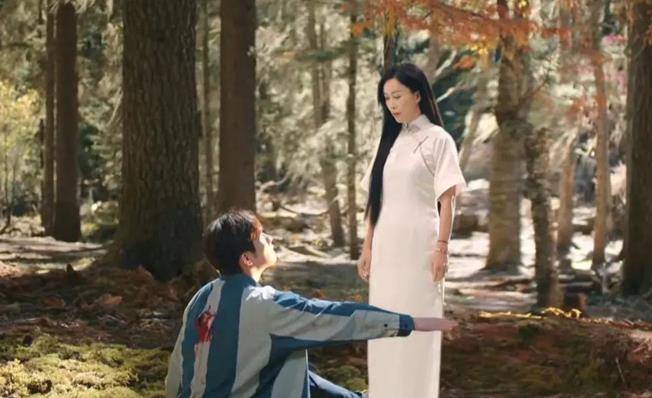 身材|那英走机场真气派，穿短裤挎3万包似“包租婆”，歌坛一姐不白叫