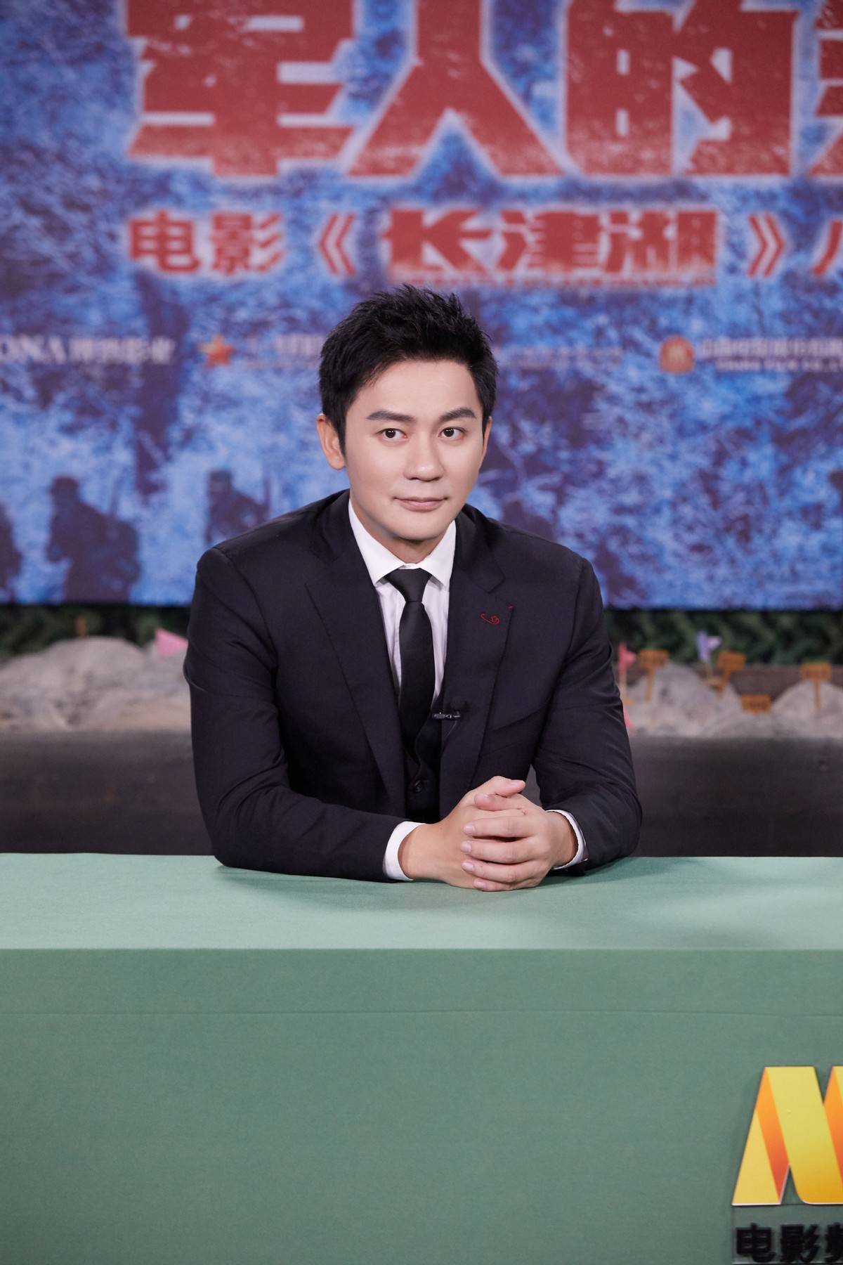 领带|42岁李晨与47岁吴京同框,西装造型绅士范十足,两人的气质都很赞