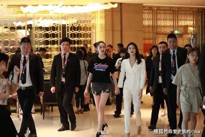 大腿|关晓彤真是合照杀手，同框江疏影完全没输，穿短裤大长腿堪比模特