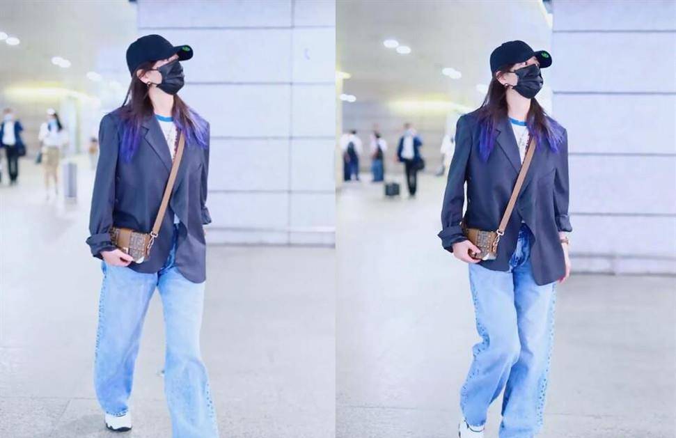 马尾|“小燕子”赵薇久违走机场，穿T恤长裤，45岁扎马尾背书包似学生