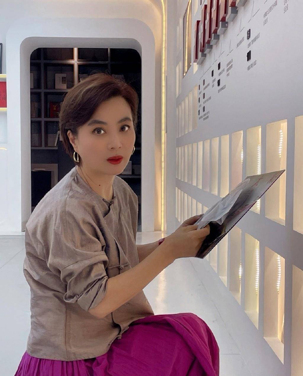 显得|58岁李玲玉活动生图曝光，穿婆婆衫配半身裙，满脸浮粉难掩脖颈纹