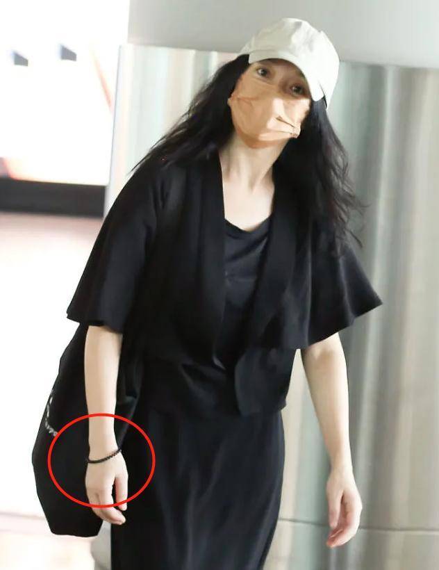 演艺圈|周迅一身黑现身机场，打扮素净手戴9毛钱小皮筋，脚踩拖鞋接地气