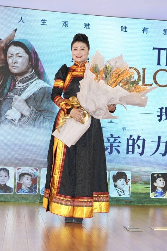 服装|赵本山的小姨子真气派，穿的一点都不露，感觉更有艺术家的味道