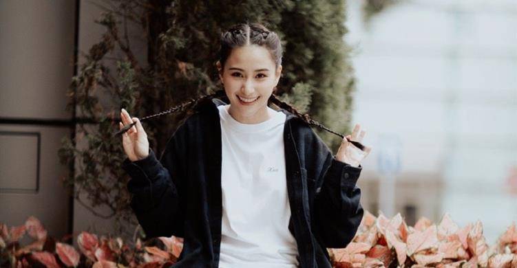 何超莲|赌王女儿罕见携男友走机场，穿露肩紧贴似连体婴，全程牵手超腻歪