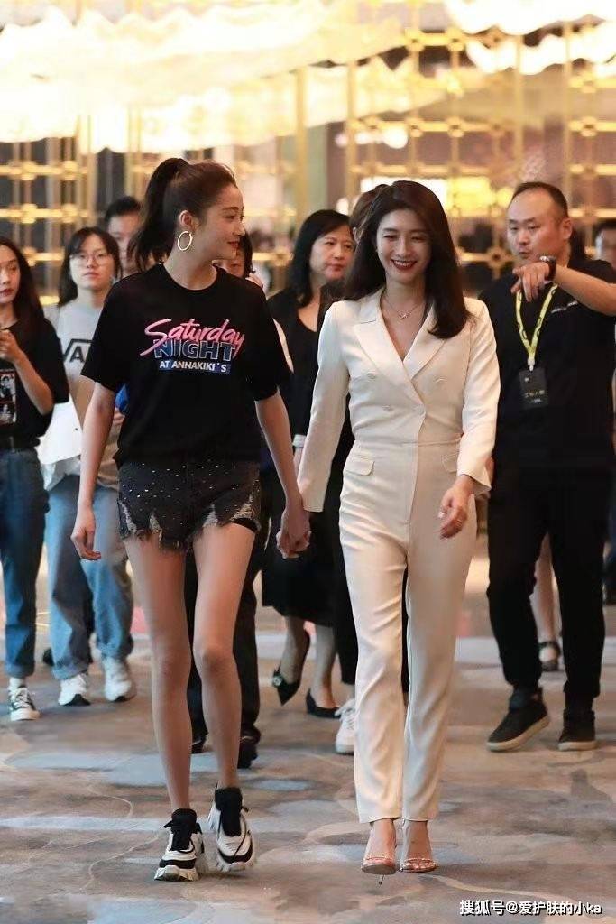 大腿|关晓彤真是合照杀手，同框江疏影完全没输，穿短裤大长腿堪比模特