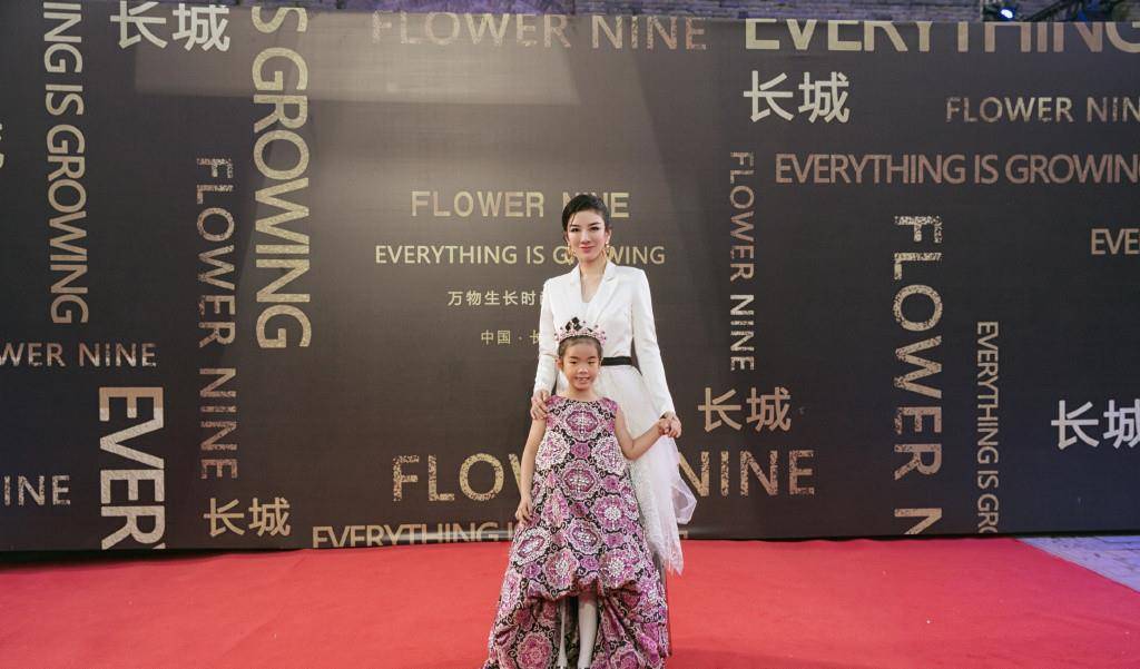 黄奕|黄奕带女儿爬长城，8岁夸张肤色被吐槽，妈妈打扮时髦女儿像村姑