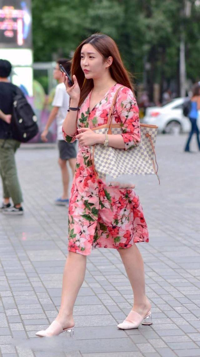 大气|连衣裙简洁大气又舒适，加入蕾丝更显青春的浪漫色彩