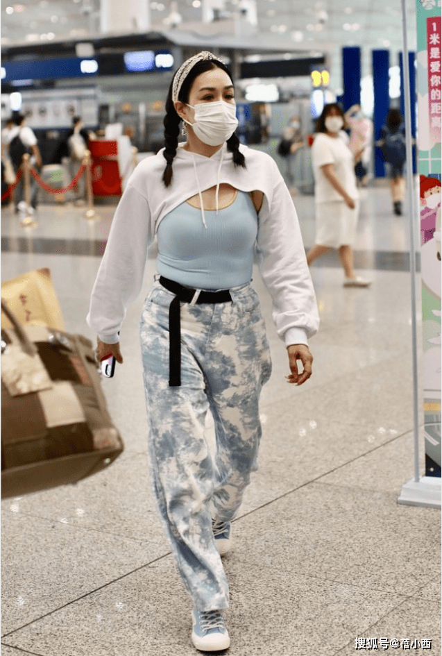 好身材|钟丽缇又不好好穿衣服了，穿背心上面还要“套半件”，意外时髦