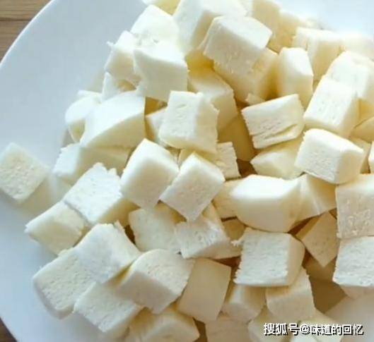 颜色|剩馒头怎样做才不浪费？大厨教你新吃法，不用一滴油，孩子抢着吃