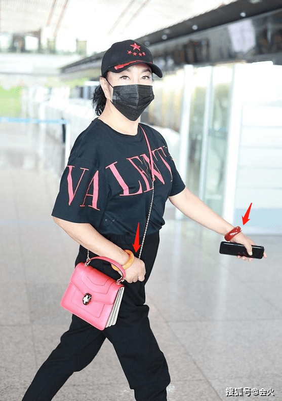 超大|66岁刘晓庆现身机场被拍！身穿短袖近4千，手上两个超大镯子抢眼