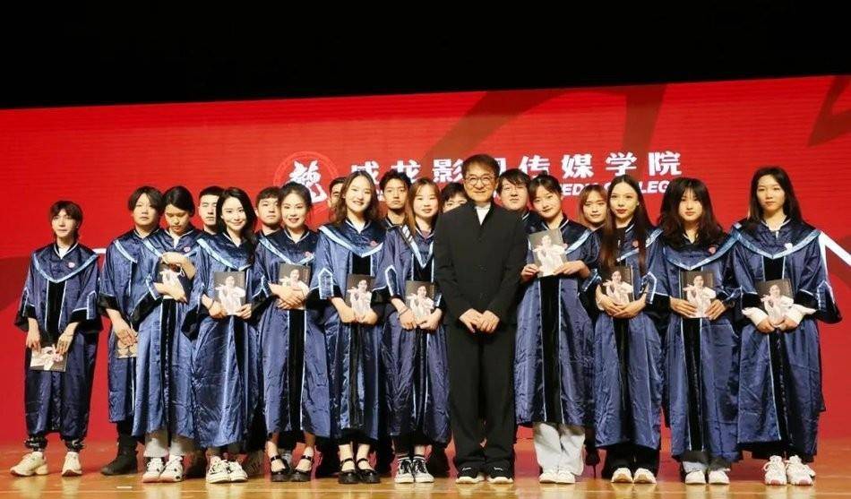 成龙|成龙罕见亮相毕业典礼,穿夹克大鼻子抢镜,67头发浓密比儿子年轻