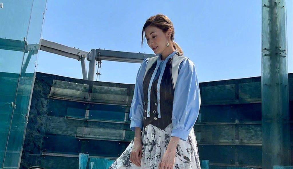 老公|51岁李嘉欣真放得开，穿西装老公面前秀马蜂腰，许晋亨笑容美滋滋