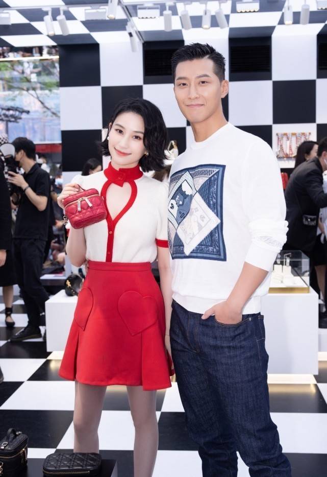 下装|窦骁女友造型大翻车!上衣非要塞进裤腰,赌王千金身材变样矮不少