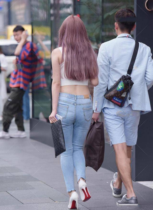 天蓝色|黑色紧身短袖搭天蓝色牛仔打底裤,整体出彩不刻板,干净协调