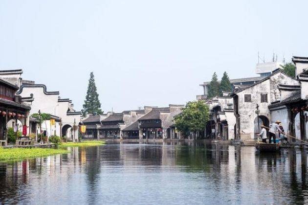 第一个被列入世界遗产的古镇，被誉“江南第一镇”，不是乌镇