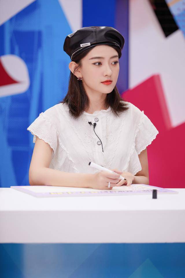 黑色|单身后的梁洁美回来了，穿小白裙清纯甜美，双腿细得像筷子