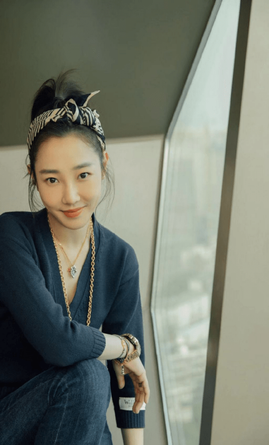 颜色|白百何长相清新又少女，穿修身针织衫配牛仔裤，36岁嫩成学生样