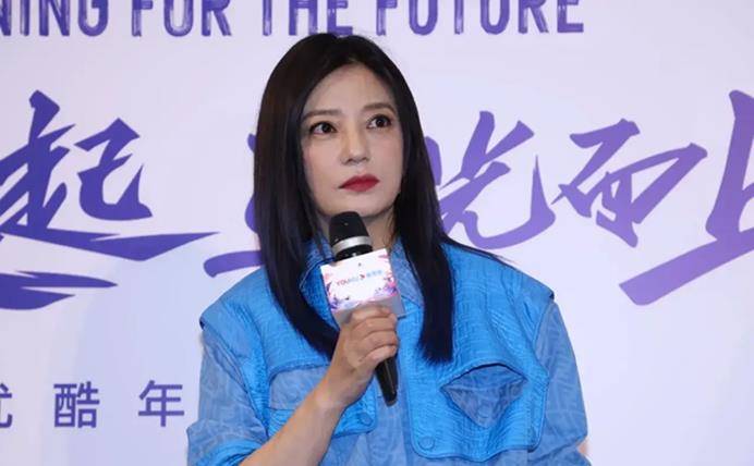 赵薇|45岁赵薇新造型胆真肥，穿夹克短裤配“情趣袜”，比主持人还抢镜