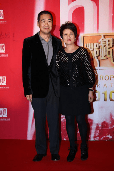 发剪|邓婕这短发剪对了，奔七年纪还是年轻长相，和老公靠一起更显嫩