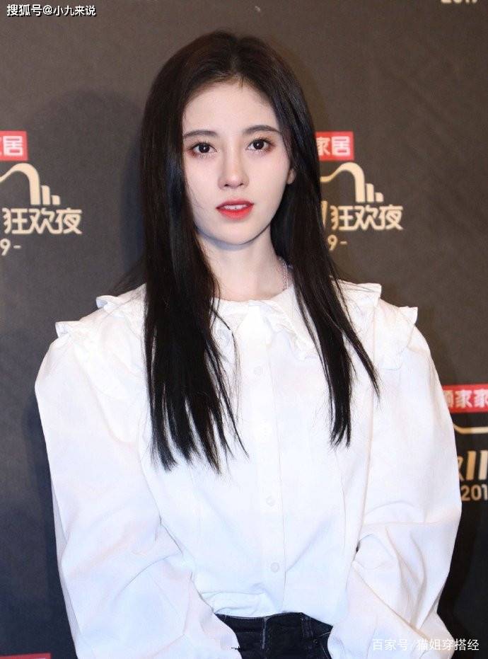 鞠婧祎|鞠婧祎穿荷叶衬衫出镜，楚楚动人堪称“直男斩”，咋看咋美羡慕了