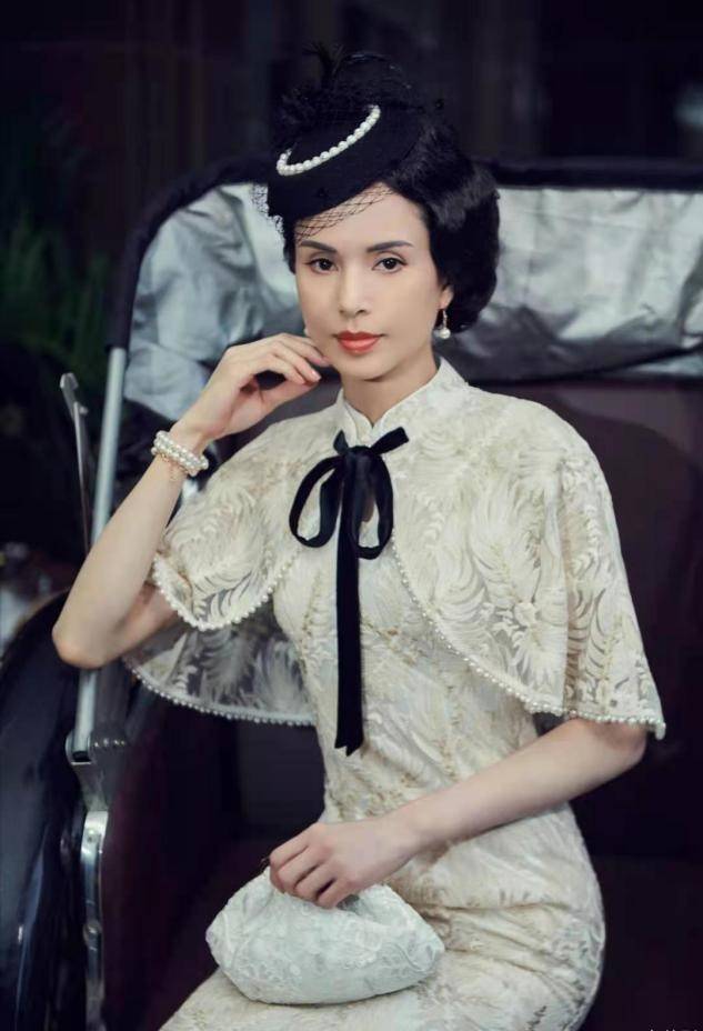 身材|54岁李若彤晒旗袍美照,修容过度像是假面人,发际线过高显男相
