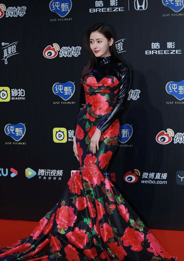 张天|张天爱美得让人心动，高挑的好身材穿成一束花，在女明星里也出众