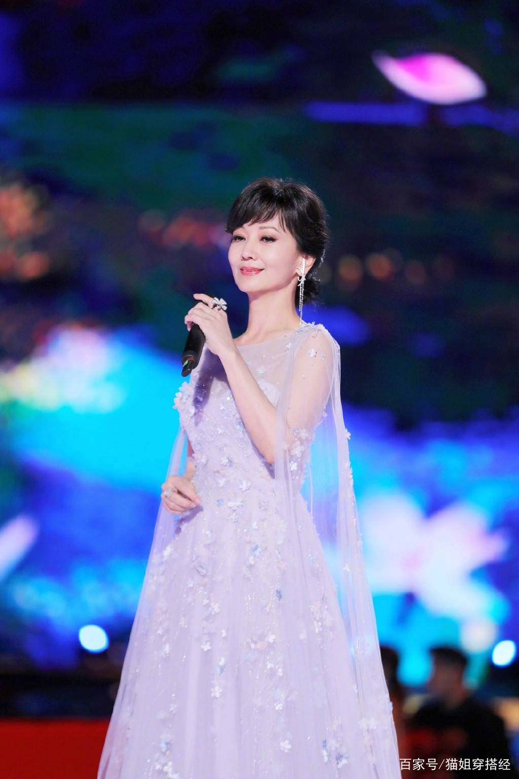 整体|赵雅芝太刻意，为减龄穿明黄色勉强才hold住，奶奶辈追时髦不容易