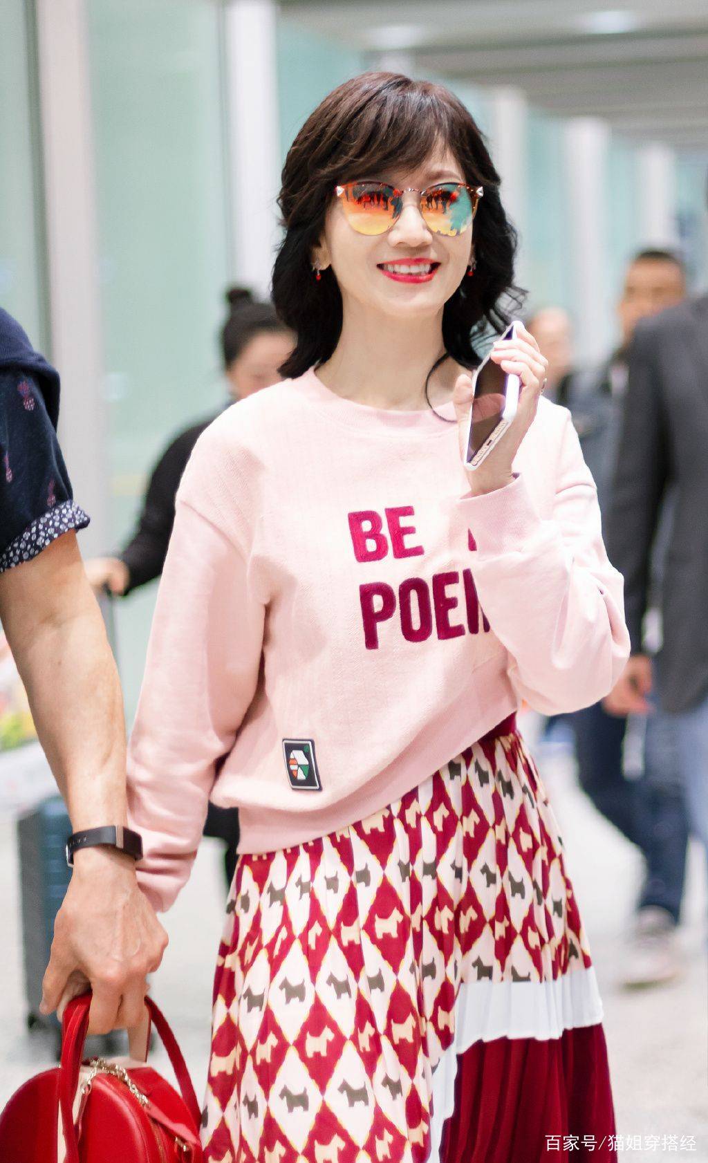 整体|赵雅芝太刻意，为减龄穿明黄色勉强才hold住，奶奶辈追时髦不容易