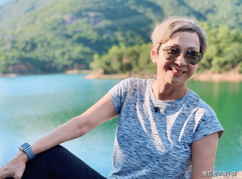 傲人|余安安不愧是周润发前妻，60岁还有傲人身材，穿深V裙风韵犹存