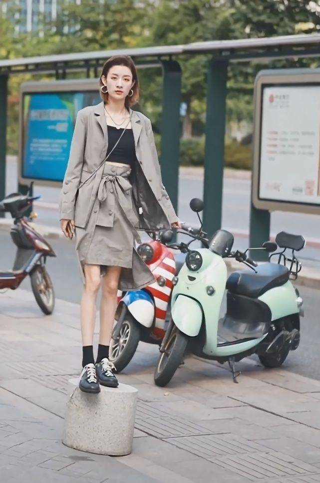 风衣|小姐姐穿出风衣的时尚感：一半是西装，一半是裙子，真个性