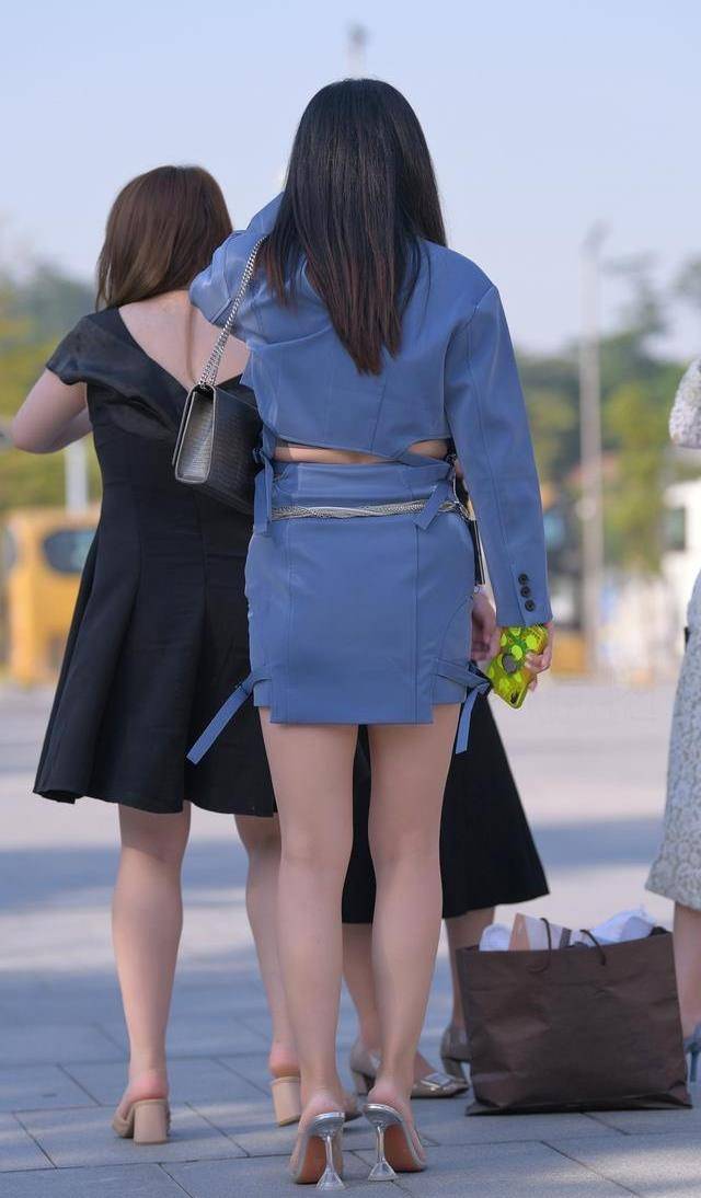 黑色|黑色连衣裙的肩部镂空设计,提升了性感的气质