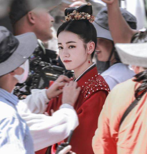 什么|《你是我的荣耀》还没完，热巴又一新剧开机，看清男主，给我冲！