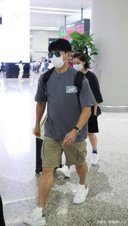 图案|吴奇隆私服还是那么帅,卡通T恤不死板,行走的男生穿搭图鉴