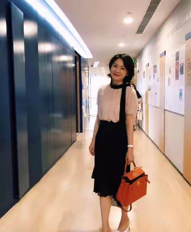 大气|中年妇女穿衣秘诀：优雅大气最重要，4个“穿搭法则”为气质加分